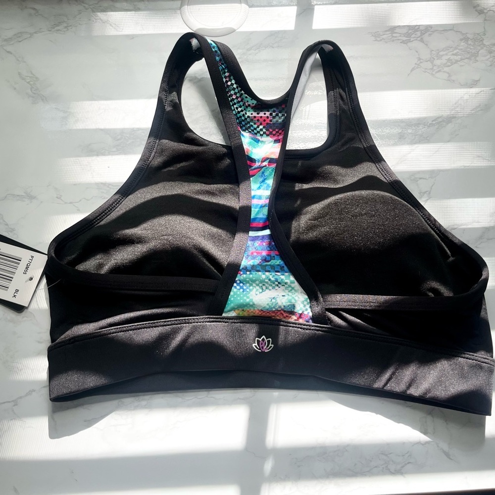 New with tags padded Sports Bra Size Medium - Picture 1 of 4
